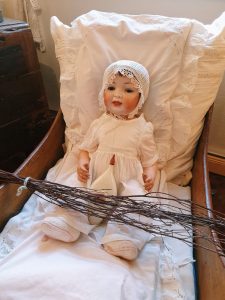 historische-puppe-im-kinderbett
