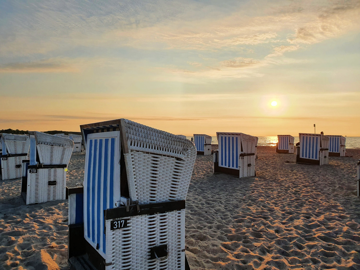 strandkoerbe-im-sonnenuntergang