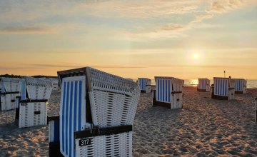 strandkoerbe-im-sonnenuntergang