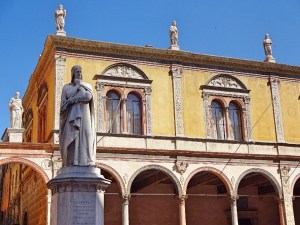 verona-piazza-dei-signori-dante