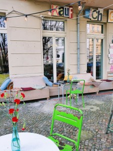 tische-und-stuehle-vor-cafe