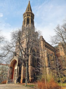 kirche-vor-blauem-himmel