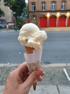 white-chocolate-eis-mit-waffel