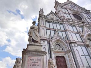 fassade-santa-croce-mit-dante-statue