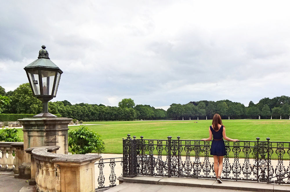 frau-im-kleid-vor-der-orangerie-in-kassel