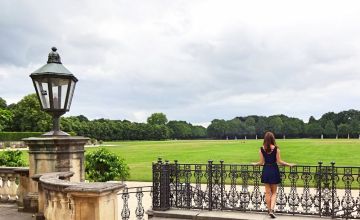 frau-im-kleid-vor-der-orangerie-in-kassel