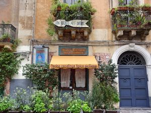 balkone-mit-gruenen-pflanzen