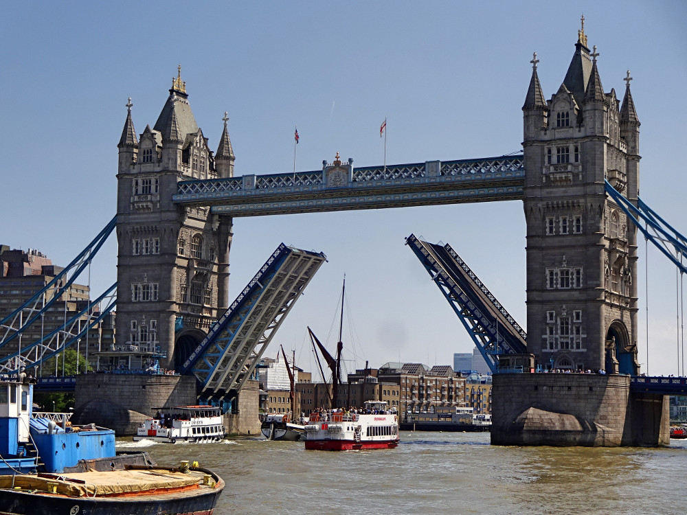 -schiff-fährt-durch-geöffnete-tower-bridge