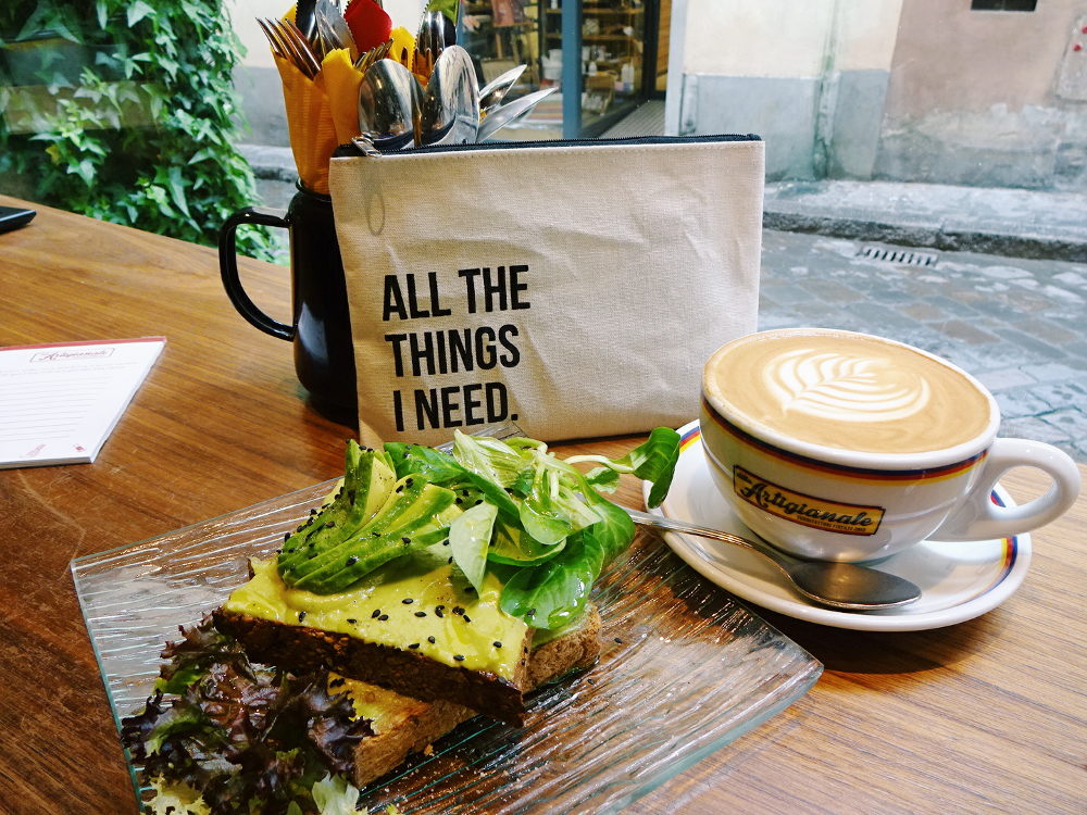 avocado-toast-und-cappuccino