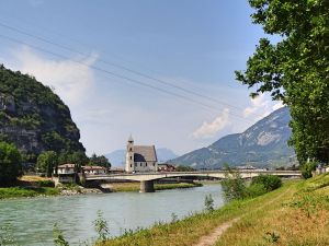 gruenes-flussufer-mit-kirche