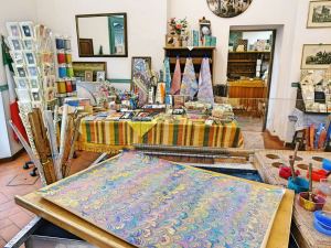 werkstatt-mit-farben-und.papier