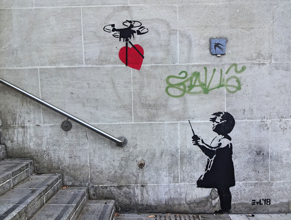 street-art-maedchen-drohne-mit-herz