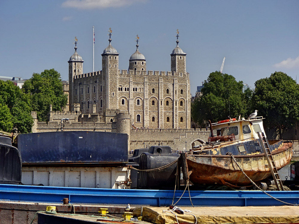 altes-boot-auf-der-themse-tower-im-hintergrund