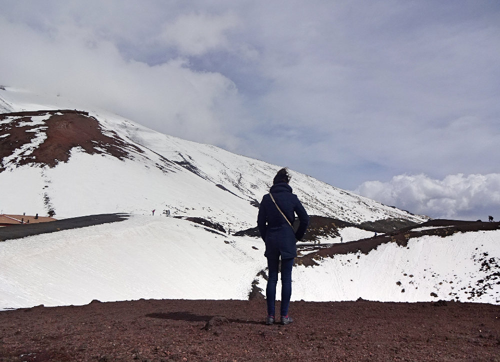 frau-vor-schneebedecktem-berg