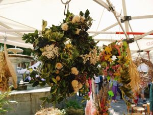 getrocknete-blumen-an-marktstand