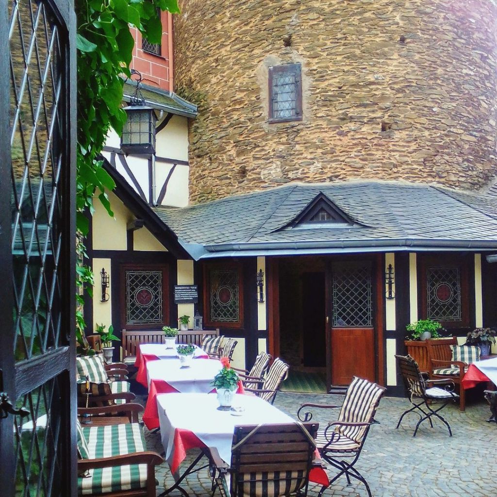 burghof-mit-tischen-und-stühlen