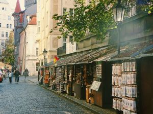 historische-gasse-im-morgenlicht
