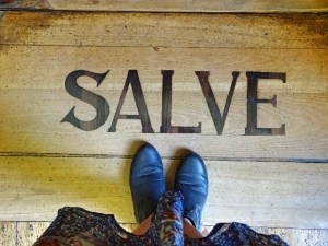 stiefel-auf-holzboden-mit-salve-aufschrift