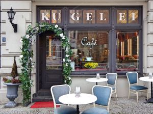 tische-und-stuehle-vor-cafe