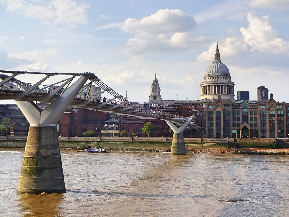 millenium-bridge-blick-auf-st-pauls-cathedral