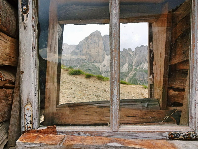 holzfenster-mit-blick-auf-berggipfel