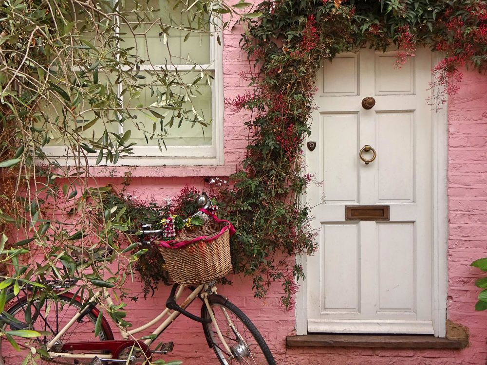 pinkes-haus-mit-fahrrad-in-st-lukes-mewes