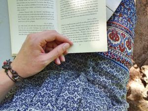 hand-auf-offenem-buch