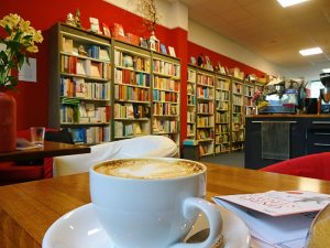 cappuccino-tasse-im-buchladen