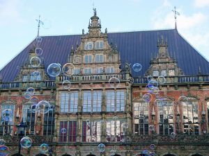 seifenblasen-vor-dem-bremer-rathaus