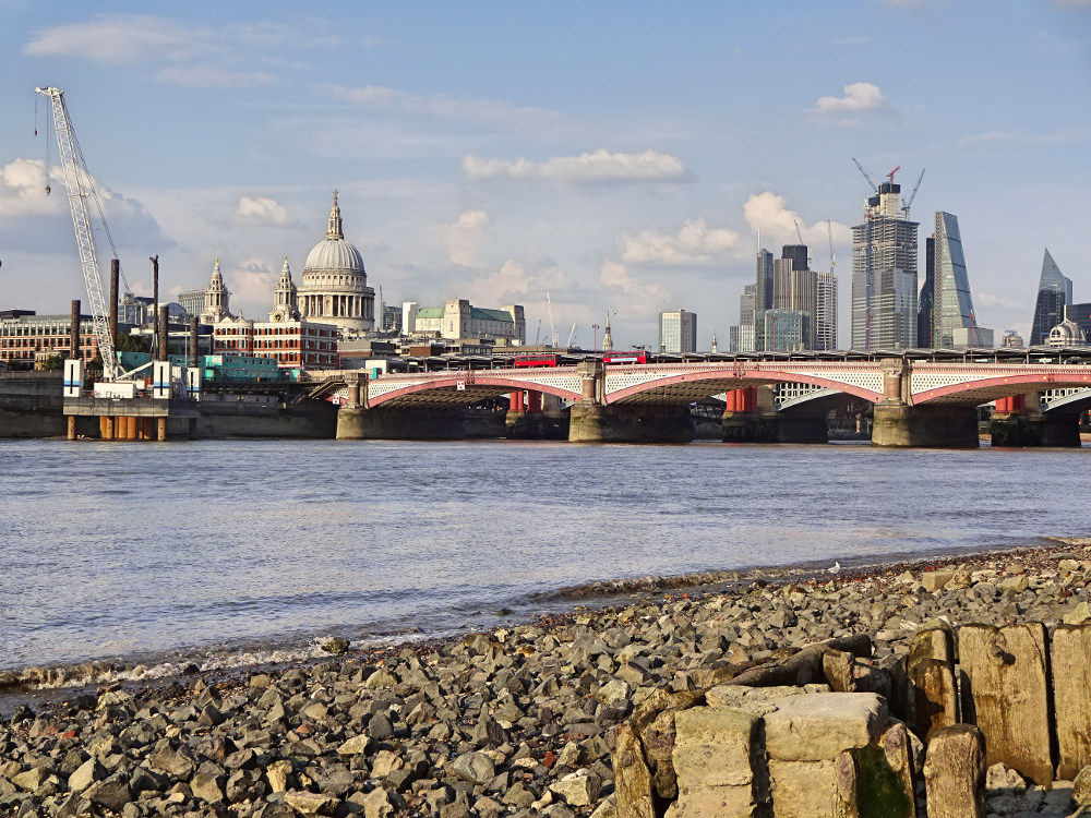 themse-bei-ebbe-blick-auf-london-skyline
