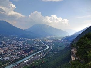 blick-ueber-stadt-und-berge