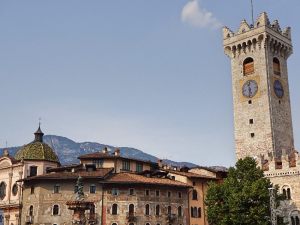 altstadt-vor-bergkulisse