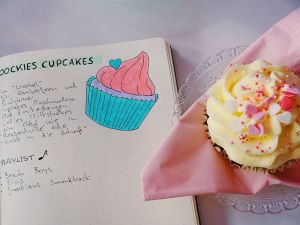 zeichnung-cupcake-neben-echtem-cupcake