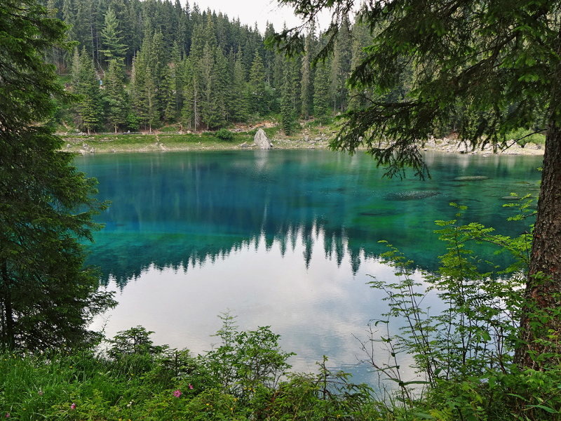 tiefblauer-see-von-bergen-umgeben