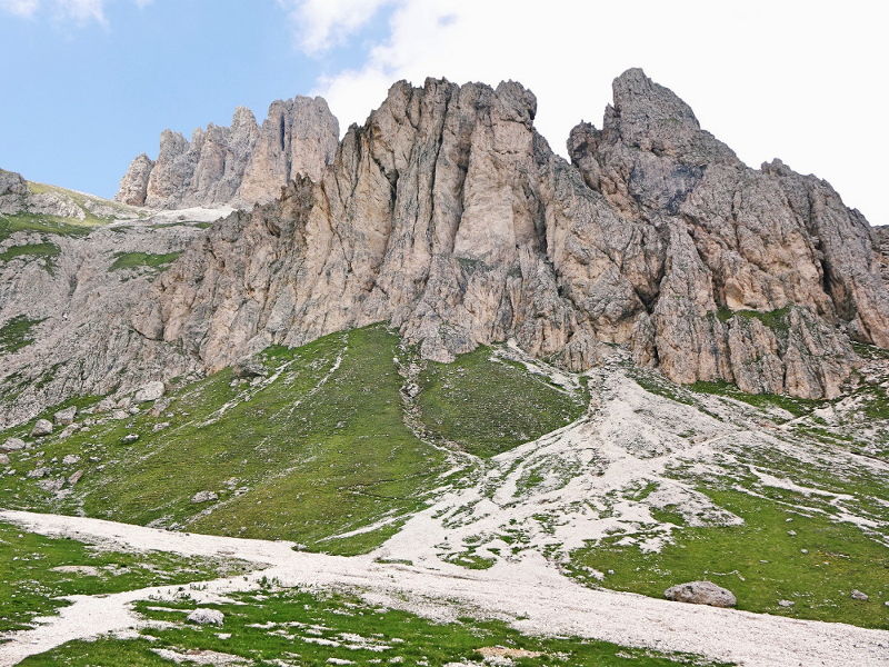 berggipfel-vor-blauem-himmel