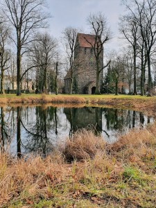 dorfkriche-spiegelung-wasser