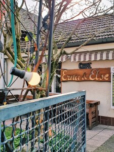 cafe-mit-beleuchtung