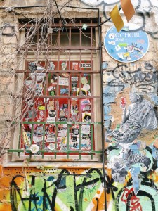 gitterfenster-mit-street-art