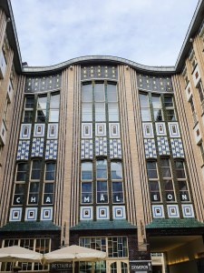 hinterhof-und-blauer-himmel