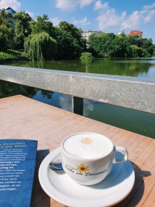 cappuccino-auf-seeterrasse
