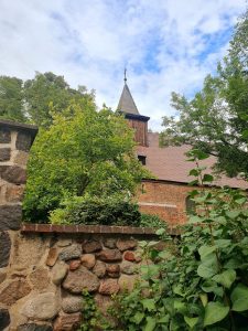 kirchturm-hinter-mauer