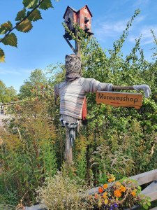 vogelscheuche-unter-vogelhaus